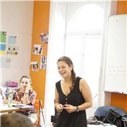 Profesora, formada en educación y en español para extranjeros. Como hobby: la enseñanza. Imparte clases de español a domicilio en